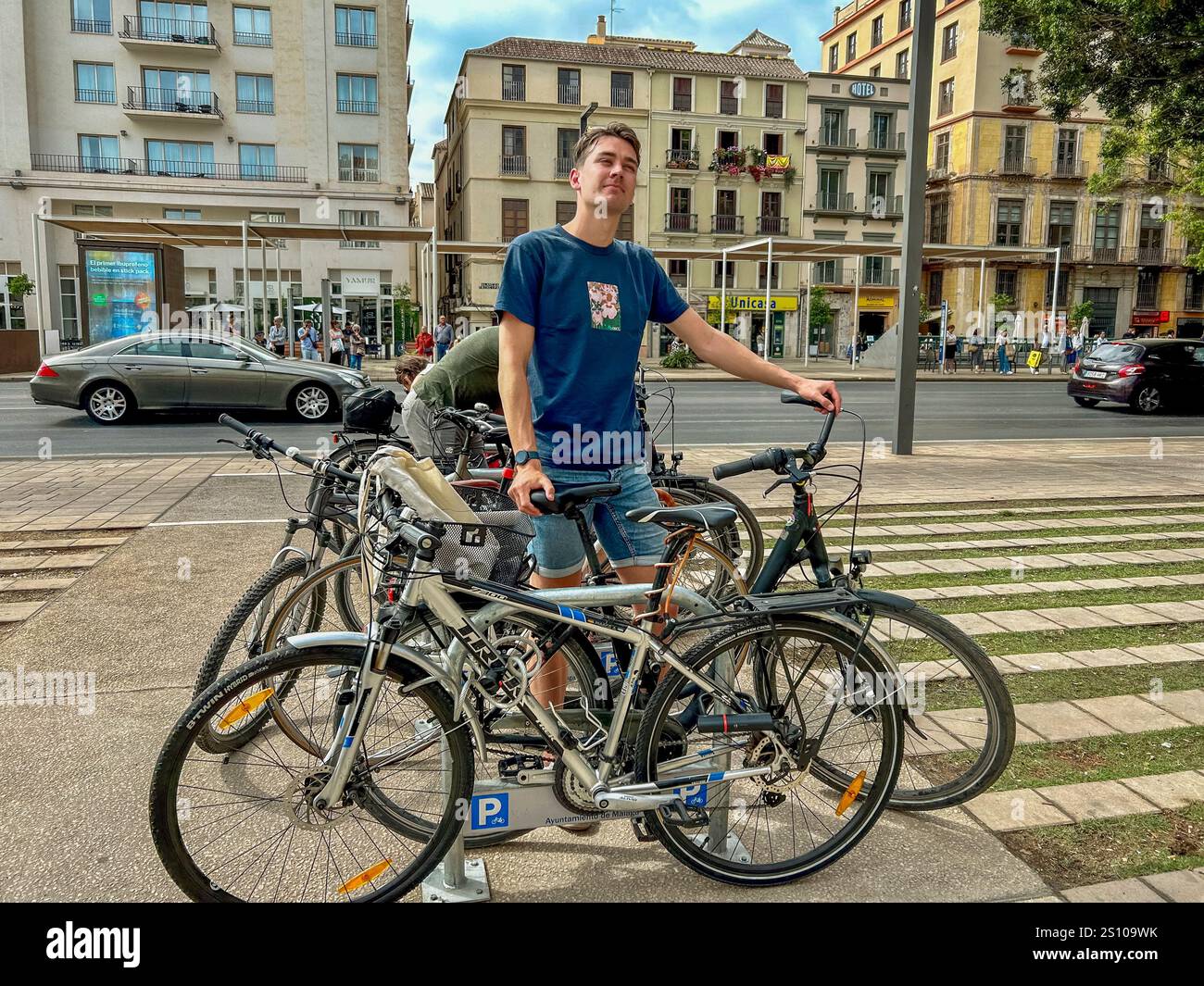 Malaga, Espagne, scènes de rue, (place de la Marina), touriste masculin sur le sourire, vélo, cyclisme, place de la ville, jeune cycliste, touristes Malaga Banque D'Images