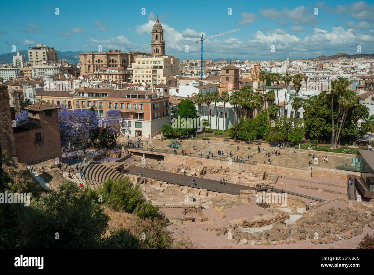 Malaga, Espagne, les gens, les touristes, la marche, visite, Centre de la vieille ville, monuments historiques, stade romain, vue panoramique du paysage urbain, extérieur Banque D'Images