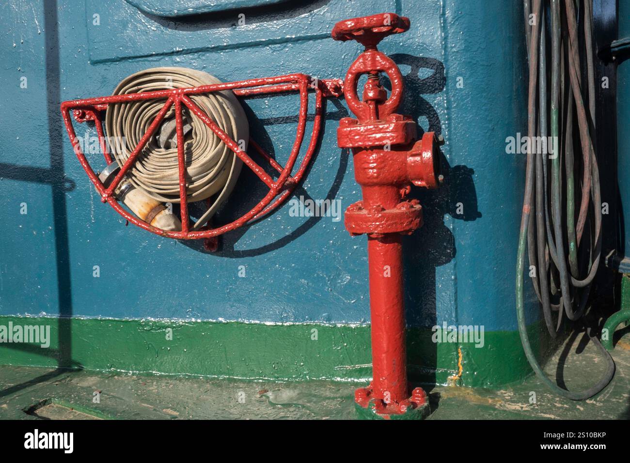 Chine, Yantai, 2015-06-01, bateau, ombres, soleil, peinture bleue, hublot, tissu déchiré, esprit de mer, décoration Banque D'Images