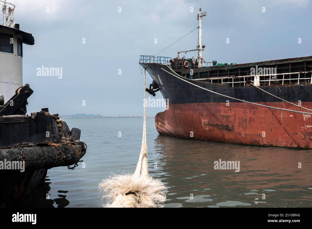 Chine, Yantai, 2015-06-11, bateau, port, bateau amarré, transport maritime, mer, rouillé, ciel, shadows, cargo Banque D'Images