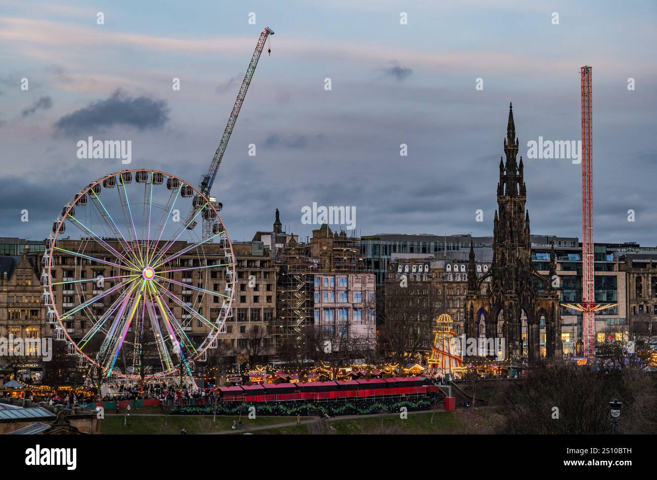 Grand tour de roue et parc d'expositions au marché de Noël illuminé au crépuscule, Princes Street Gardens, Édimbourg, Écosse, Royaume-Uni Banque D'Images