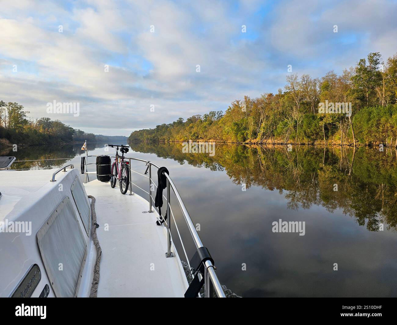 Navigation sur la rivière Black Warrior au sud de Demopolis, Alabama - Image de stock capturée avec un smartphone