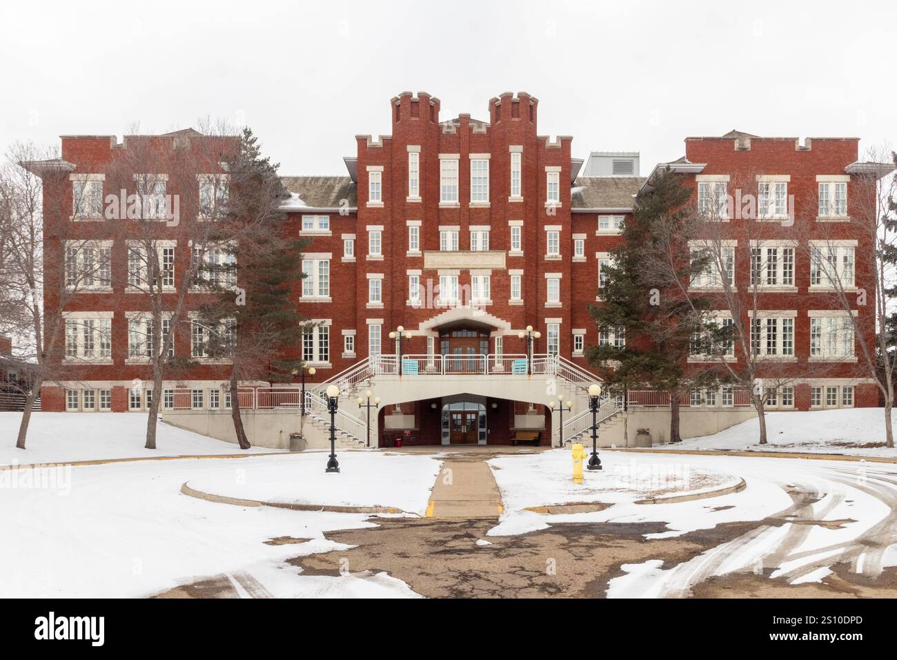 Le bâtiment historique de l'école normale de Camrose, maintenant Rosehaven Care Centre, construit en 1915 à Camrose, Alberta, Canada Banque D'Images Le bâtiment historique de l'école normale de Camrose, maintenant Rosehaven Care Centre, construit en 1915 à Camrose, Alberta, Canada Banque D'Images