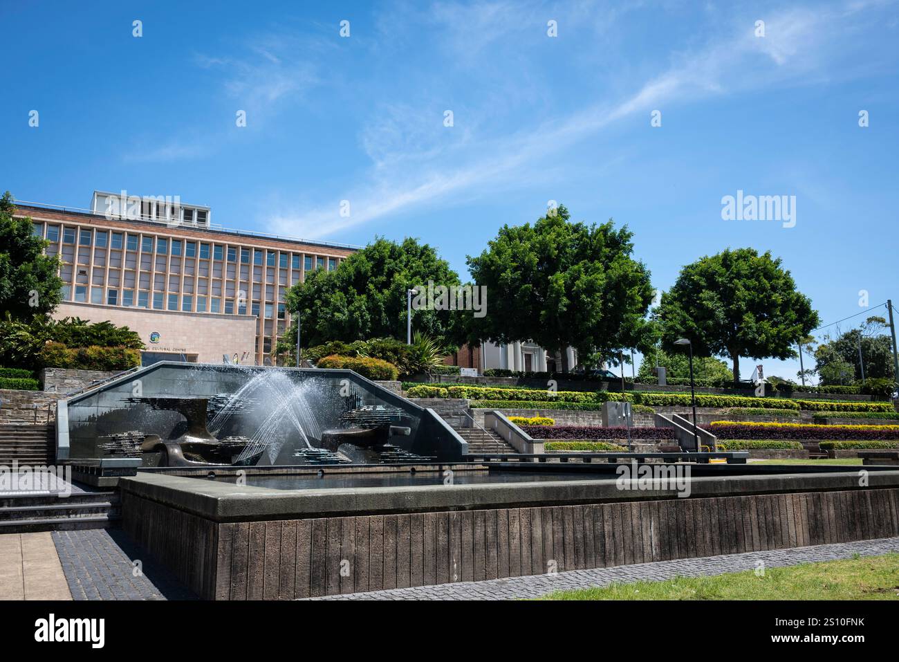 Parc civique avec fontaine Captain James Cook Memorial et centre culturel War Memorial, Newcastle, Nouvelle-Galles du Sud, Australie Banque D'Images