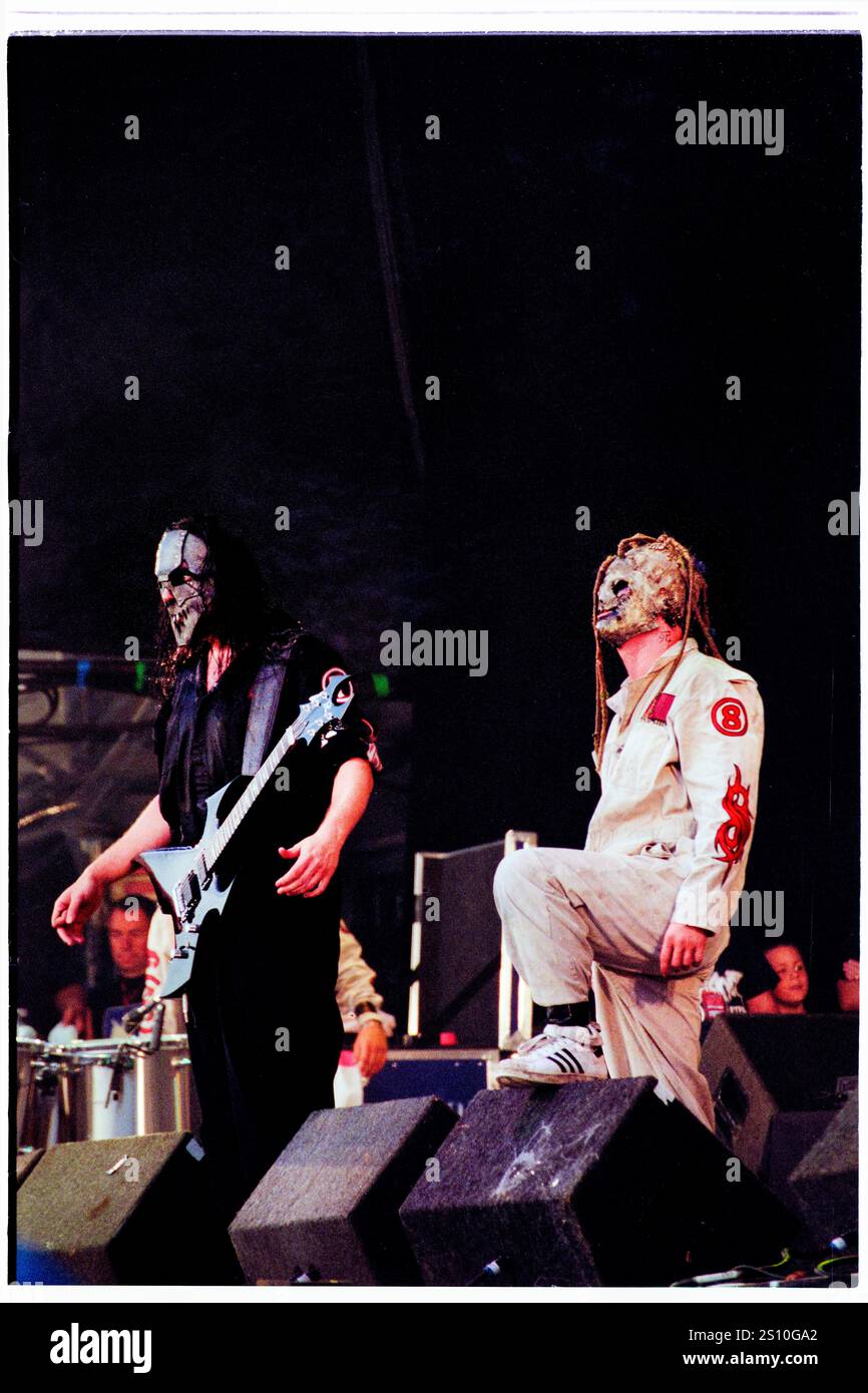 SLIPKNOT, READING FESTIVAL, 2000 : une première photo du chanteur Corey Taylor (#8) et du guitariste Mick Thomson (#7) de Slipknot jouant sur la scène principale au Reading Festival, Reading, Royaume-Uni lors d'une tournée britannique avec leur premier album éponyme 'Slipknot' le 27 août 2000. Photo : Rob Watkins. INFO : Slipknot Slipknot est un groupe de heavy metal américain formé en 1995, connu pour son son agressif, ses performances chaotiques et ses identités masquées distinctives. Avec des albums comme Iowa et Vol. 3 : The Subliminal Verses, ils sont devenus des icônes du genre nu-metal. Banque D'Images