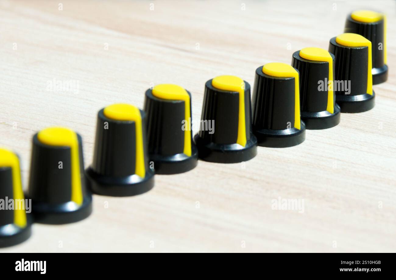 Beaucoup de commandes de volume sur la table. Composants radio pour la réparation d'équipements électroniques. Atelier à domicile. Banque D'Images