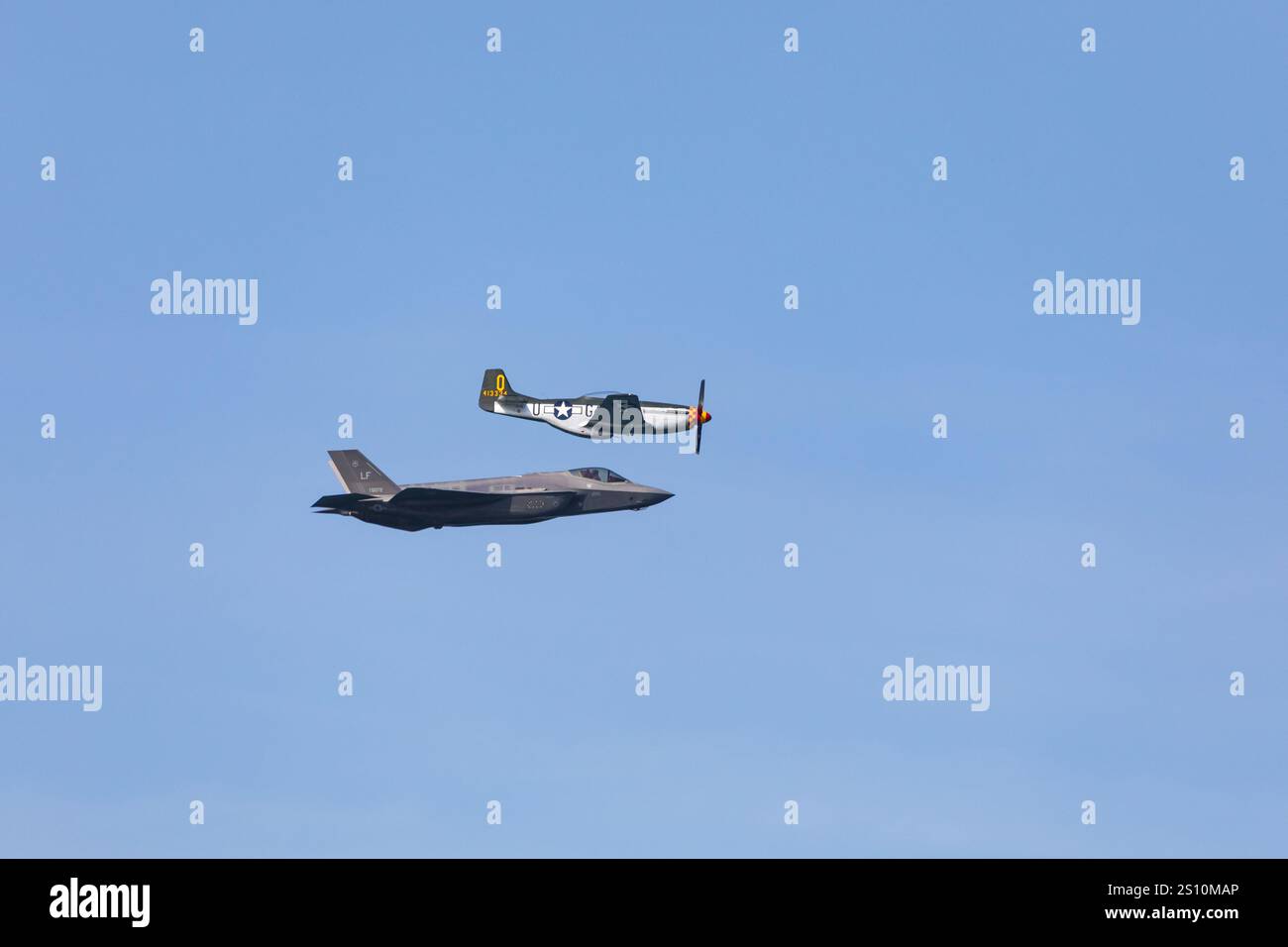 Moderne Lockheed Martin F-35A, Lightning Fighter, LF5072, affichage avec WW2 vintage North American P-51D, Mustang,'Wee Willy II', sur San Francisco dur Banque D'Images