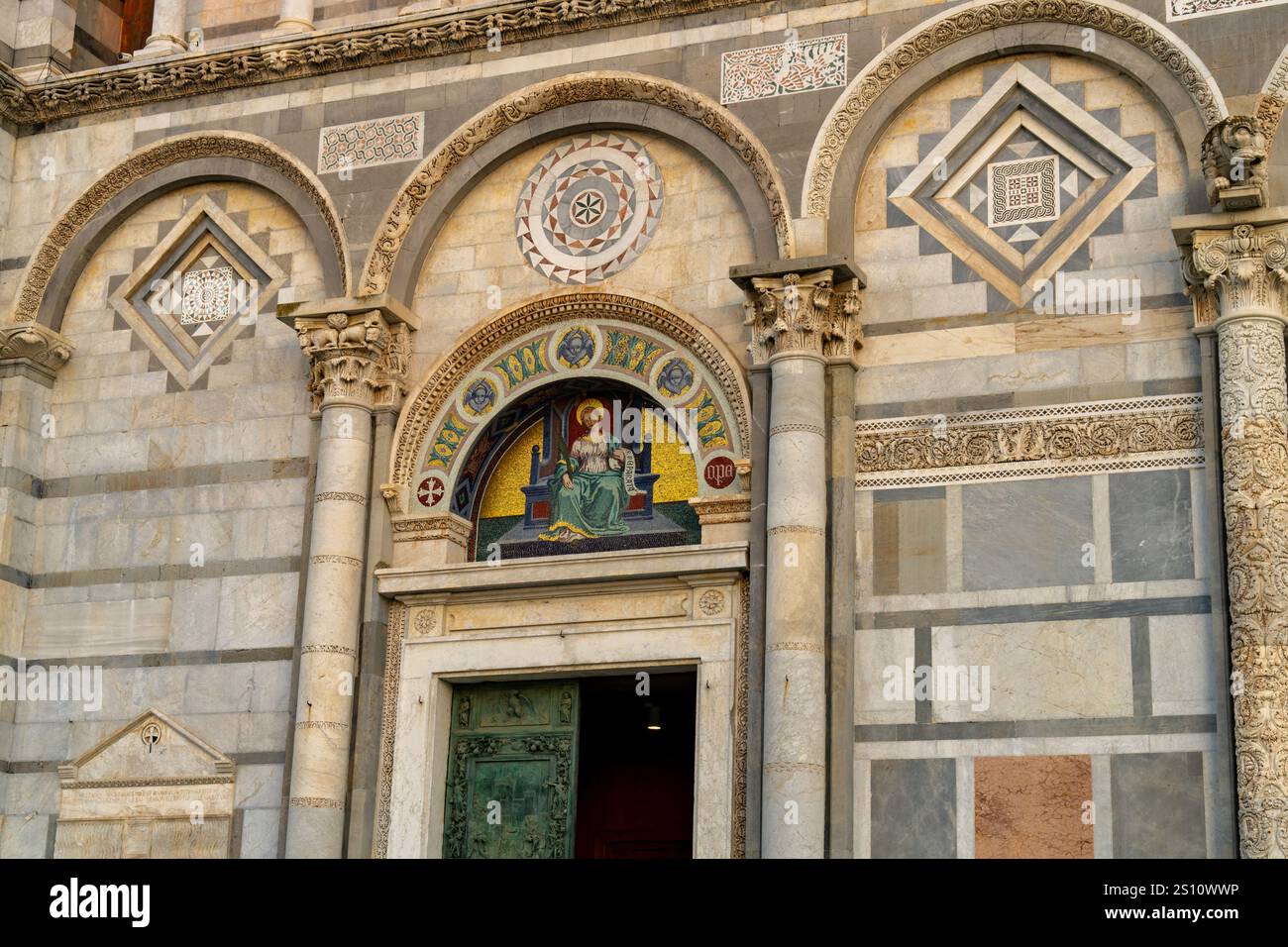 Mosaïque d'or de la Vierge Marie sur le portail gauche de la façade ouest du Duomo de Pise. Pise, Italie. Créé par Giuseppe Modena da Lucca. Banque D'Images