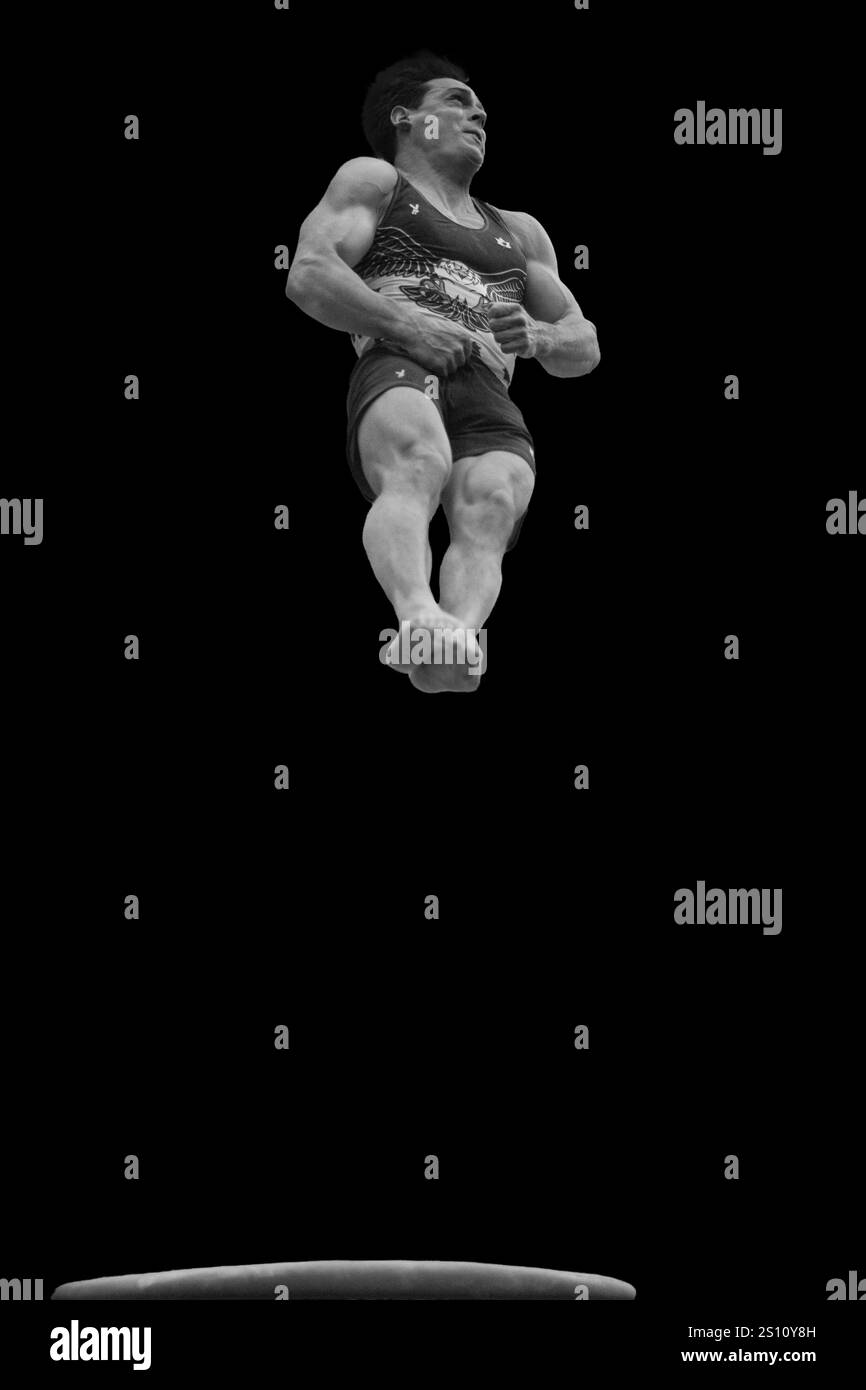 Niccolò Vannucchi, gymnaste italien exécutant son caveau en compétition. Ravenne (Italie) 2024 Banque D'Images