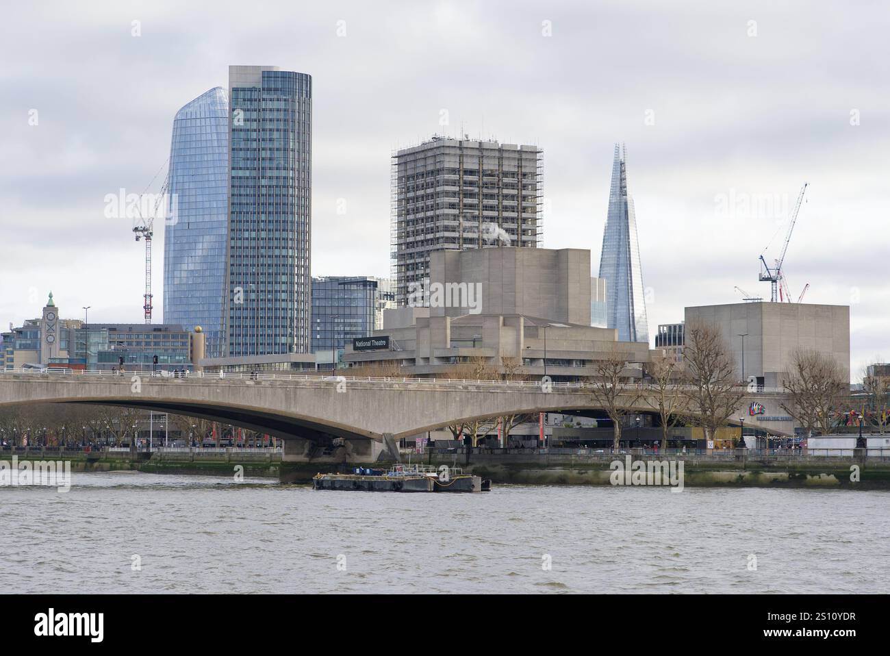 La rive sud de la Tamise montrant les anciens studios ITV London entourés d'échafaudages. Londres - 30 décembre 2024 Banque D'Images