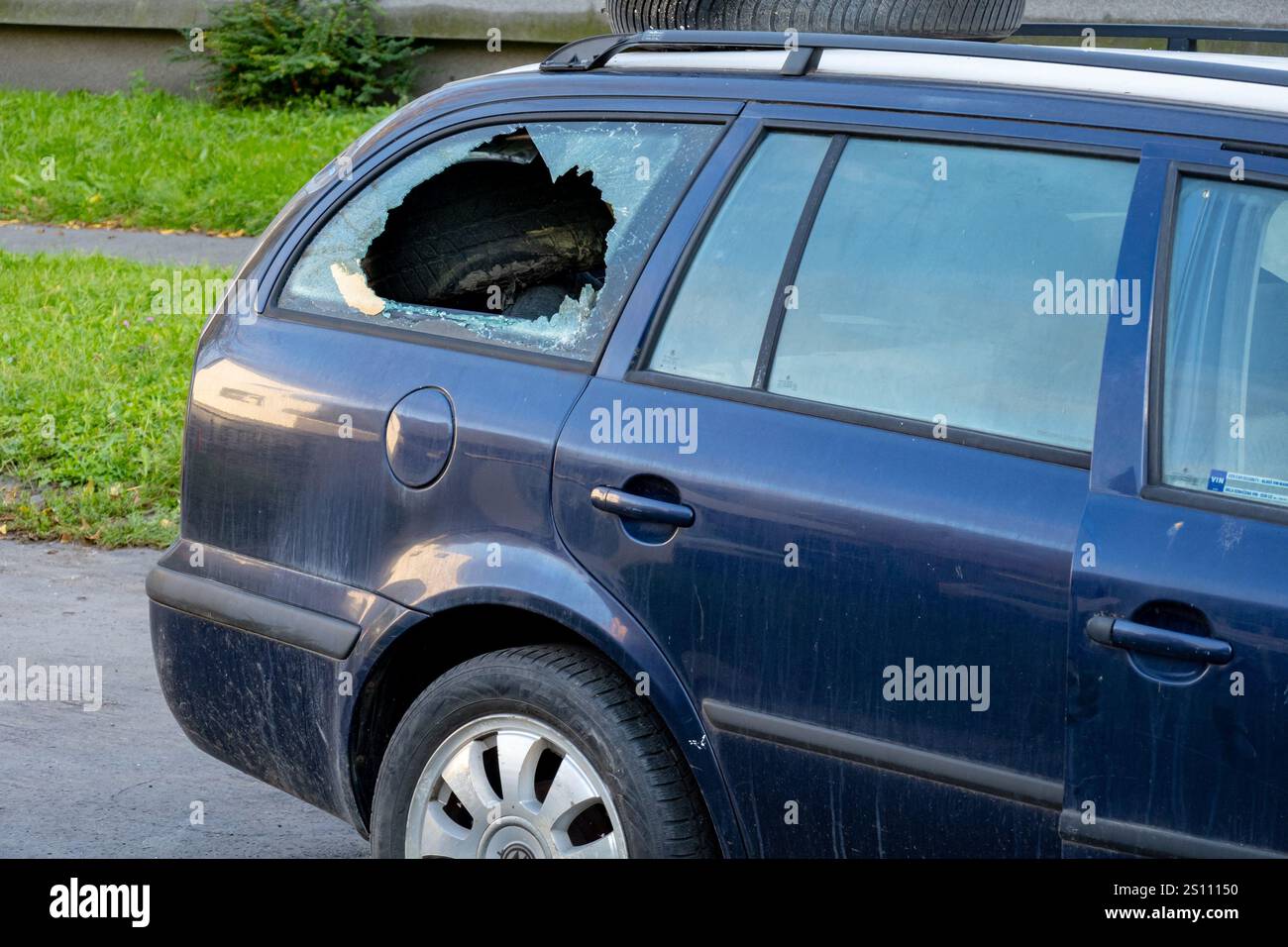OSTRAVA, TCHÉQUIE - 17 OCTOBRE 2023 : effraction de voiture avec vitre arrière cassée dans un véhicule Skoda Octavia Combi Banque D'Images