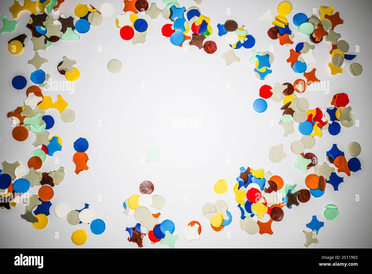 Modèle de confettis sur un fond blanc avec un espace texte au milieu Banque D'Images