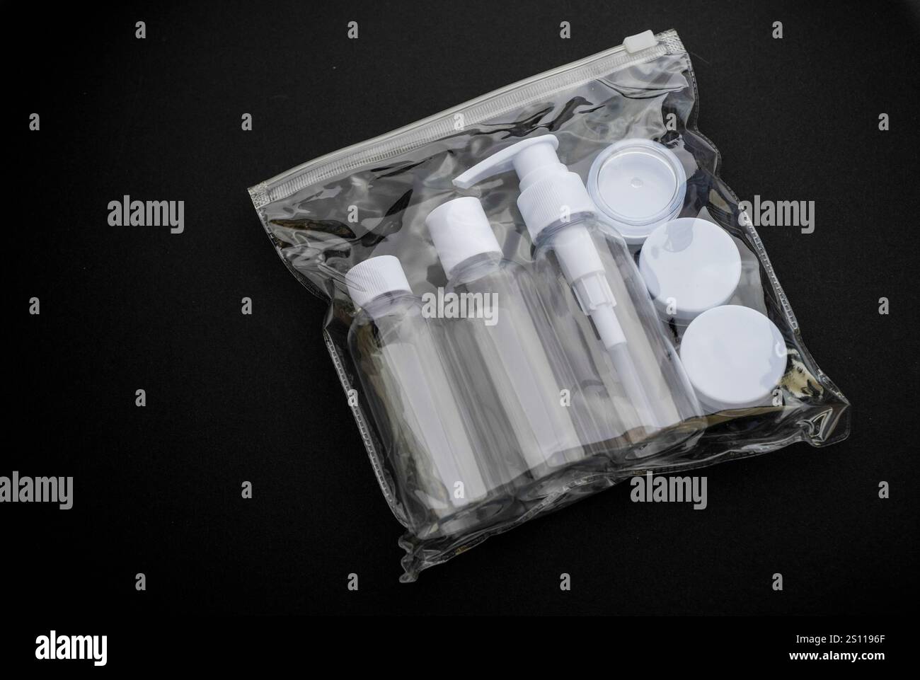 Conteneur en plastique vide pour bagages à main lors d'un voyage en avion Banque D'Images