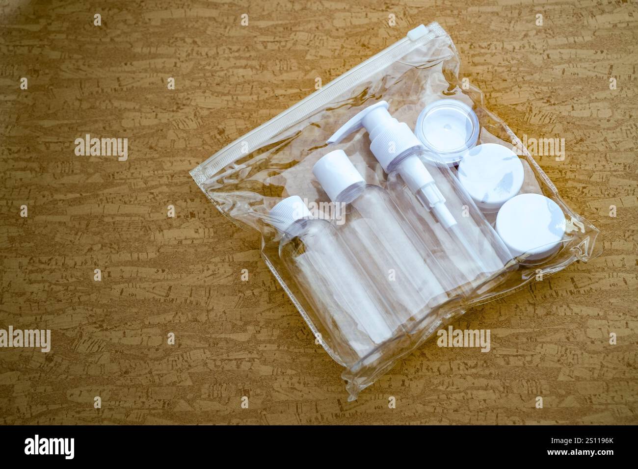 Conteneur en plastique vide pour bagages à main lors d'un voyage en avion Banque D'Images