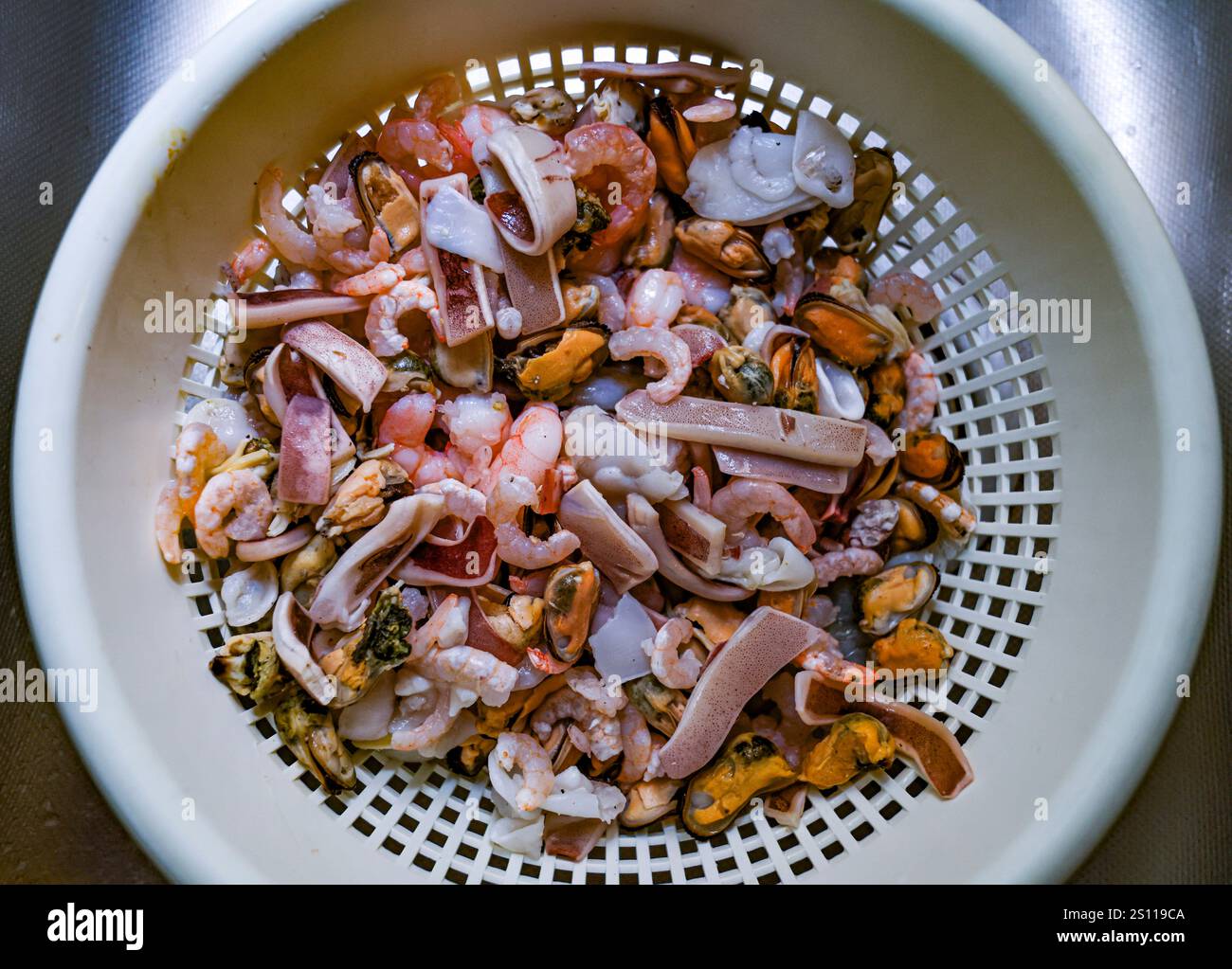 Mélange de fruits de mer aliments surgelés à base de viande de moule, d'anneaux de calmar et de crevettes Banque D'Images