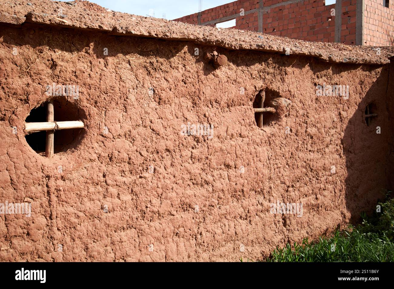 petites fenêtres ouvertes et murs de boue womans argan collective dans une maison berbère traditionnelle en boue et bois à azrou maroc Banque D'Images