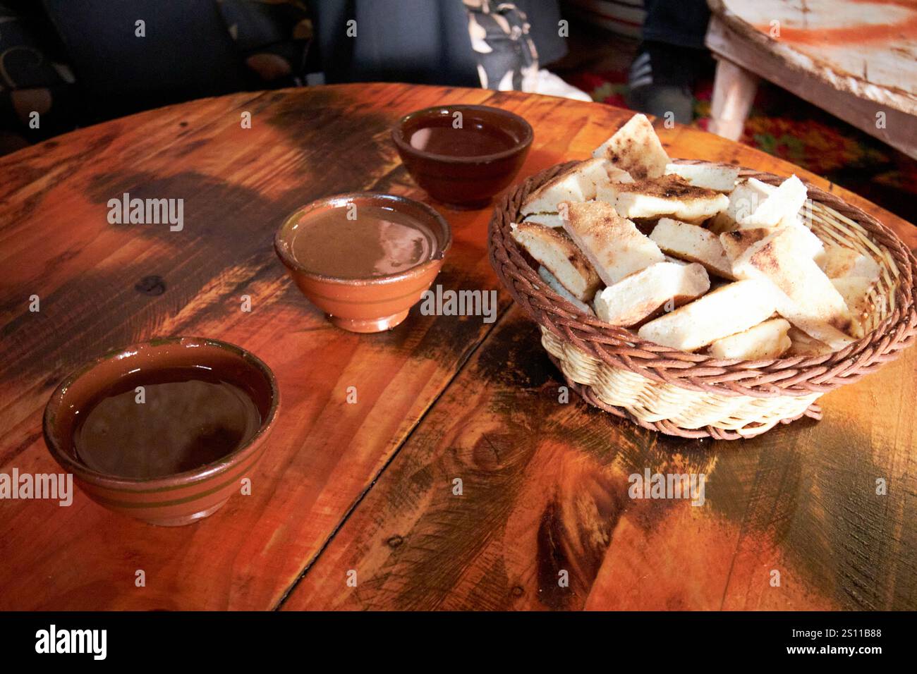 petit-déjeuner berbère traditionnel d'huile d'argan, amlou, huile d'argan et miel se mélangent avec du pain dans le collectif d'argan pour femmes dans une boue traditionnelle et de bois encadrés b Banque D'Images