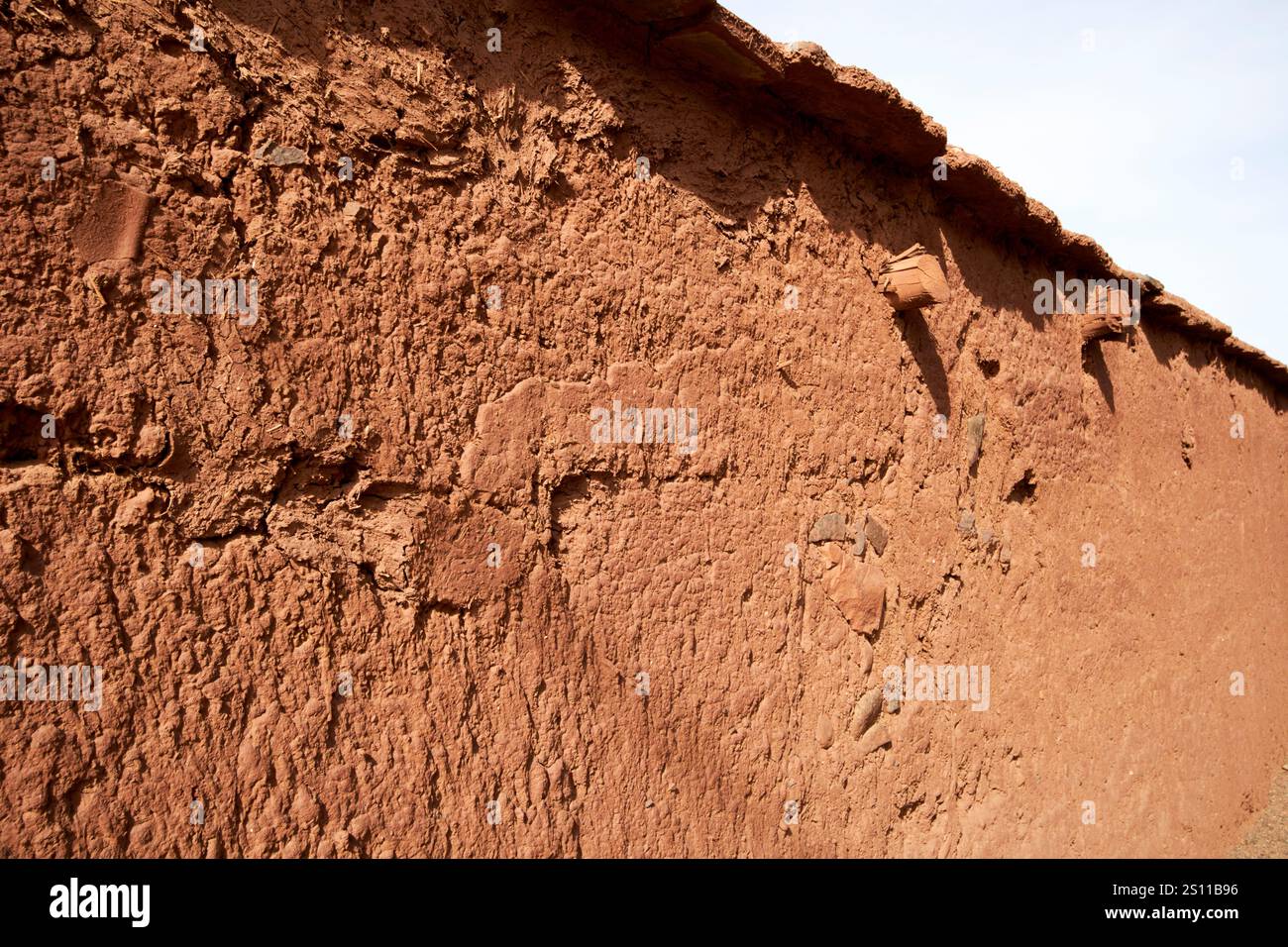 womans argan collective dans une maison berbère traditionnelle encadrée de boue et de bois à azrou maroc Banque D'Images