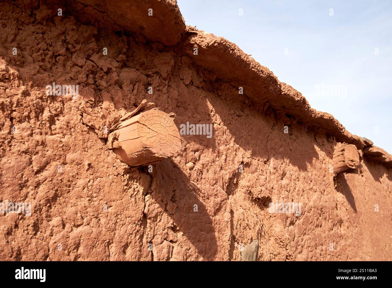 soutiens de toit en bois d'eucalyptus dans une maison berbère traditionnelle à ossature de boue et de bois à azrou maroc Banque D'Images