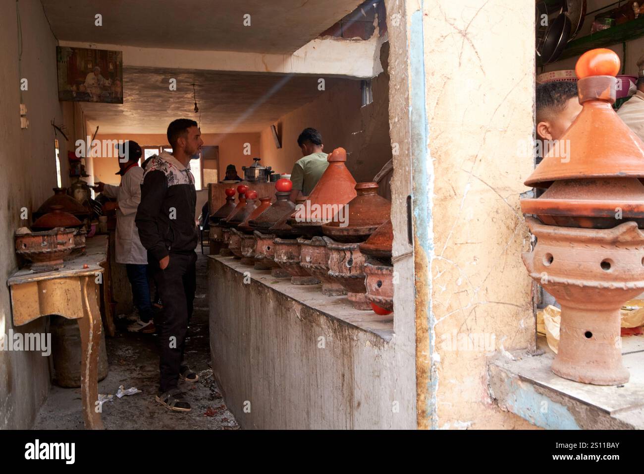 rangées de tajines cuisinant sur charbon de bois dans un café dans un marché traditionnel berbère jour amazigh marché asni maroc Banque D'Images