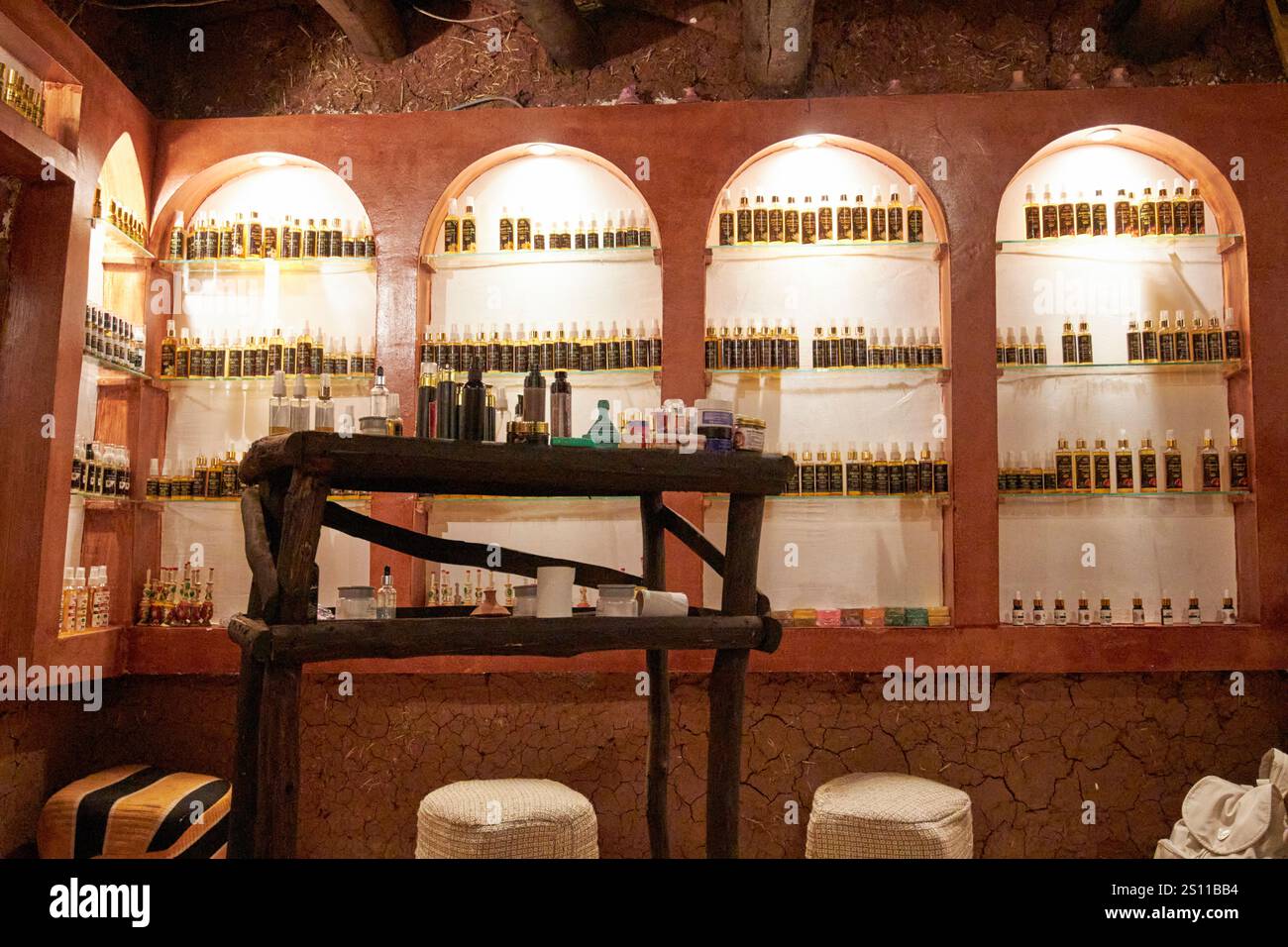 produits dans un collectif d'argan pour femmes dans une maison berbère traditionnelle à ossature de boue et de bois à azrou maroc Banque D'Images