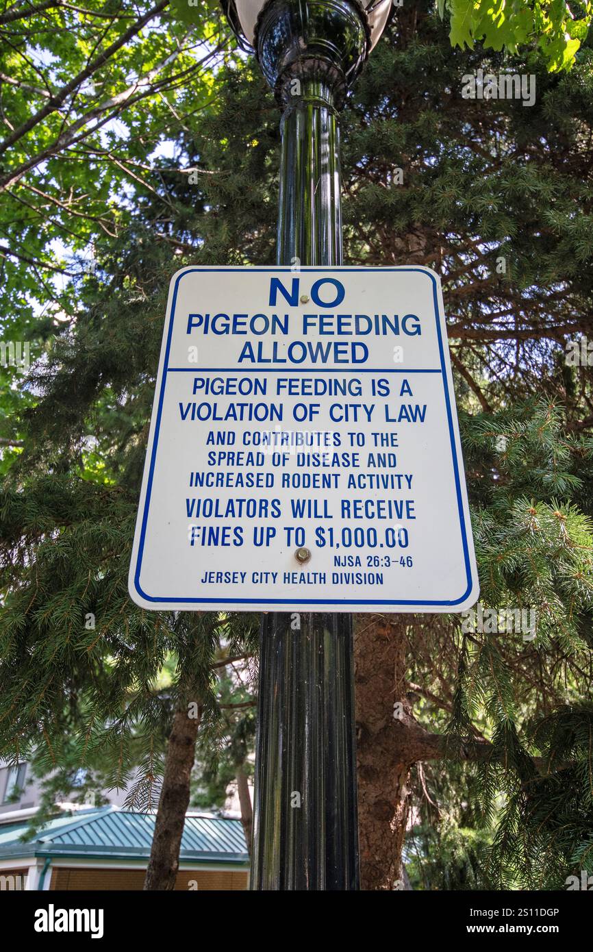 Aucun signe d'alimentation des pigeons à Newport, Jersey City, New Jersey, États-Unis Banque D'Images