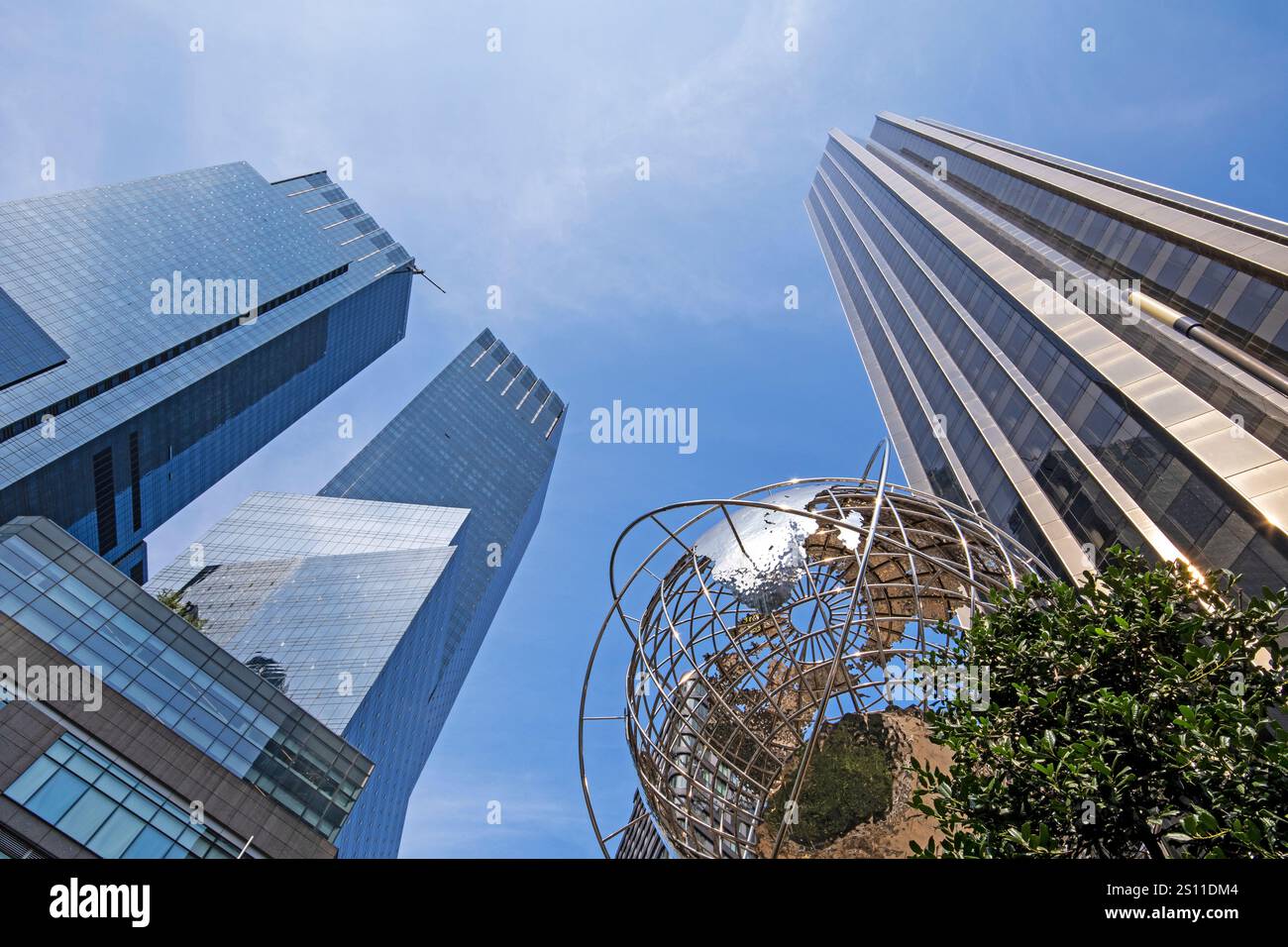 Columbus Circle Globe sculpture (par Kim Brandell en 1996) et gratte-ciel (à droite la Trump Tower) à Manhattan, New York, États-Unis Banque D'Images