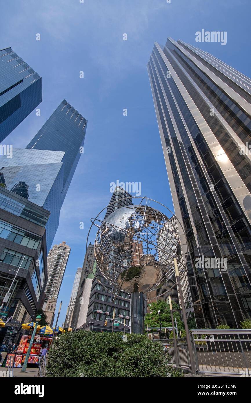 Columbus Circle Globe sculpture (par Kim Brandell en 1996) et gratte-ciel (à droite la Trump Tower) à Manhattan, New York, États-Unis Banque D'Images