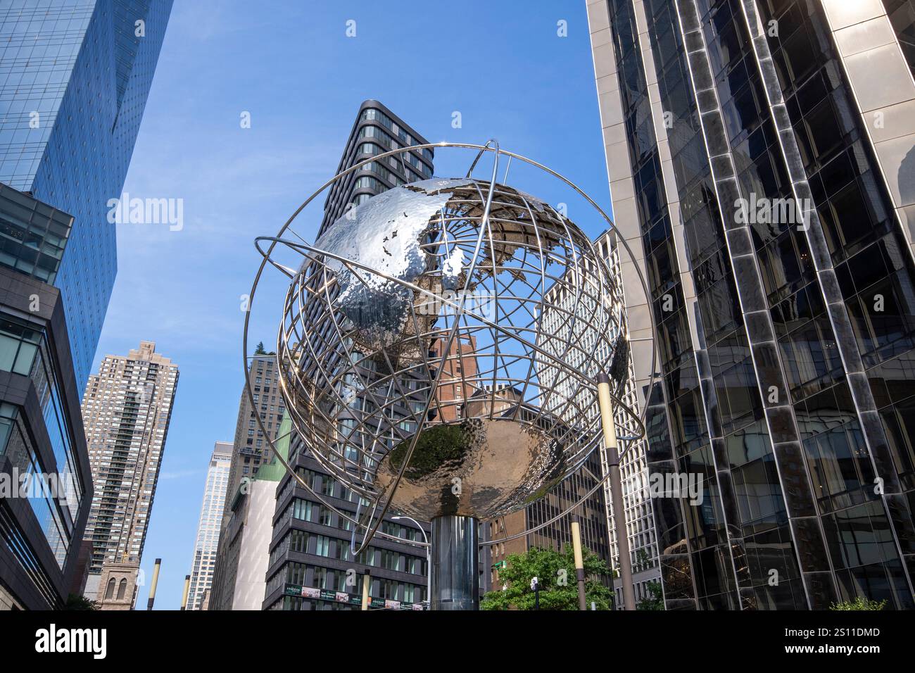 Columbus Circle Globe sculpture (par Kim Brandell en 1996) et gratte-ciel (à droite la Trump Tower) à Manhattan, New York, États-Unis Banque D'Images