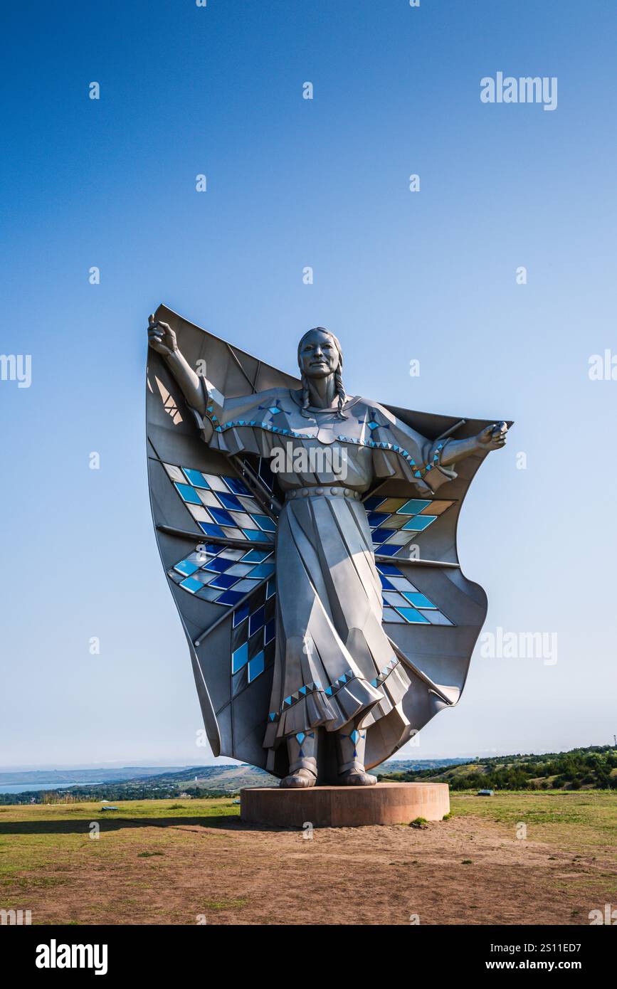Chamberlain SD USA - 26 août 2017 : sculpture géante en acier inoxydable, dignité de la Terre et du ciel, par Dale Claude Lamphere surplombe le fleuve Missouri en S. Banque D'Images