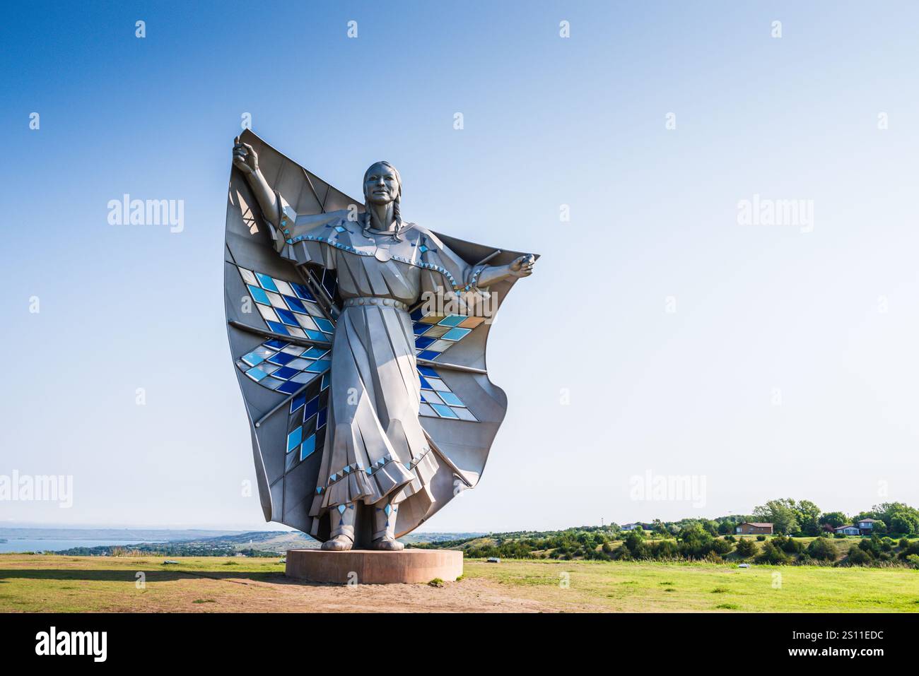 Chamberlain SD USA - 26 août 2017 : sculpture géante en acier inoxydable, dignité de la Terre et du ciel, par Dale Claude Lamphere surplombe le fleuve Missouri en S. Banque D'Images