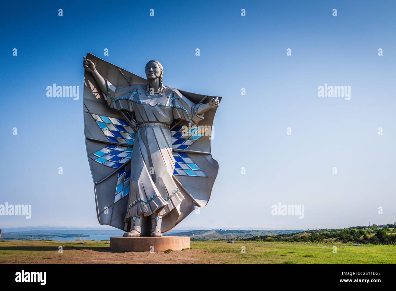 Chamberlain SD USA - 26 août 2017 : sculpture géante en acier inoxydable, dignité de la Terre et du ciel, par Dale Claude Lamphere surplombe le fleuve Missouri en S. Banque D'Images