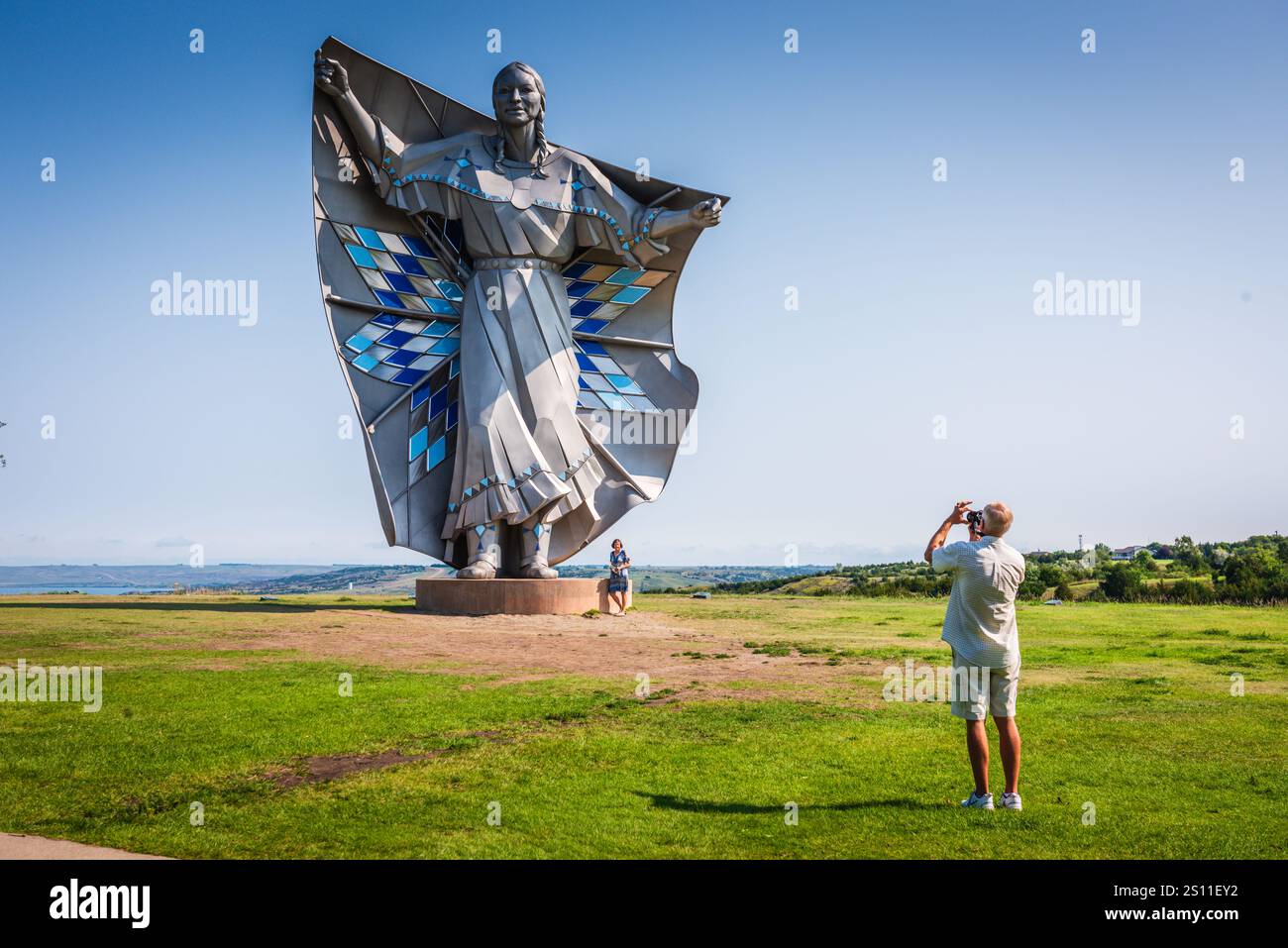 Chamberlain SD USA - 26 août 2017 : sculpture géante en acier inoxydable, dignité de la Terre et du ciel, par Dale Claude Lamphere surplombe le fleuve Missouri en S. Banque D'Images