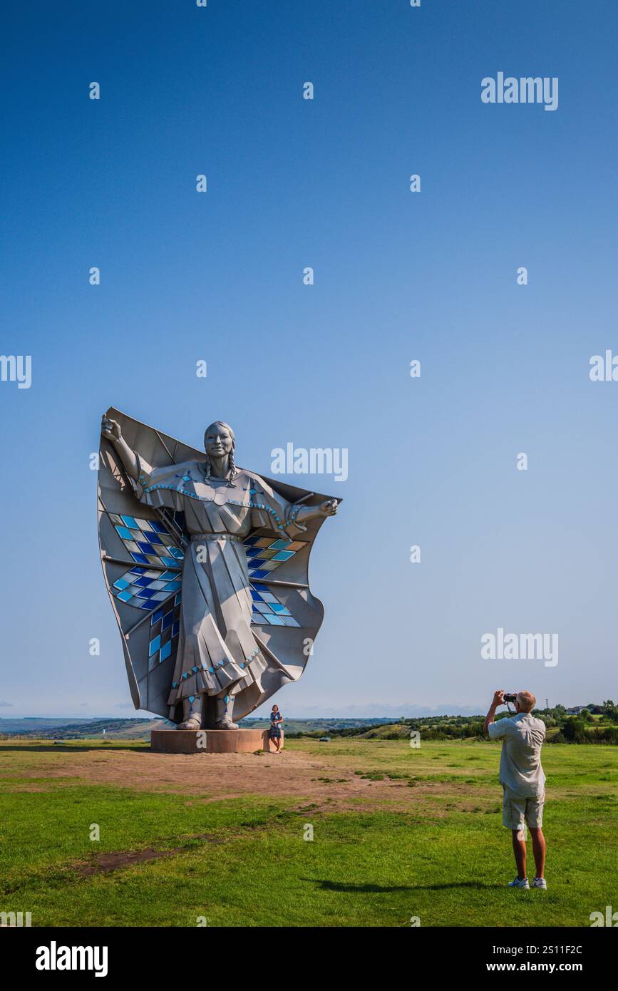 Chamberlain SD USA - 26 août 2017 : sculpture géante en acier inoxydable, dignité de la Terre et du ciel, par Dale Claude Lamphere surplombe le fleuve Missouri en S. Banque D'Images
