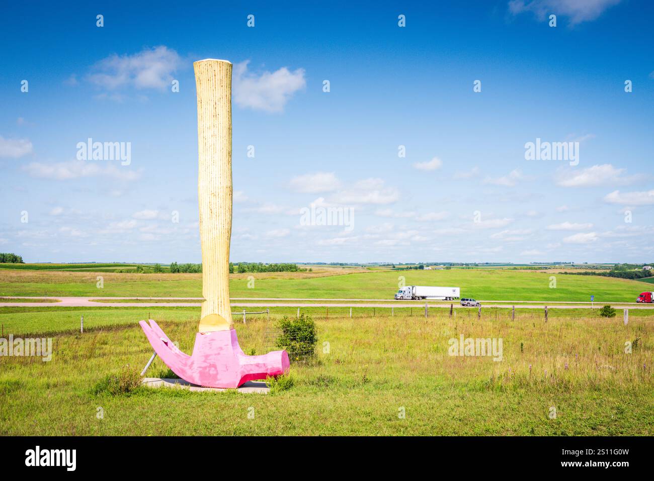 Montrose SD USA - 26 août 2017 : le marteau géant surplombe l'autoroute Interstate 90 depuis porter sculpture Park dans le Dakota du Sud. Banque D'Images