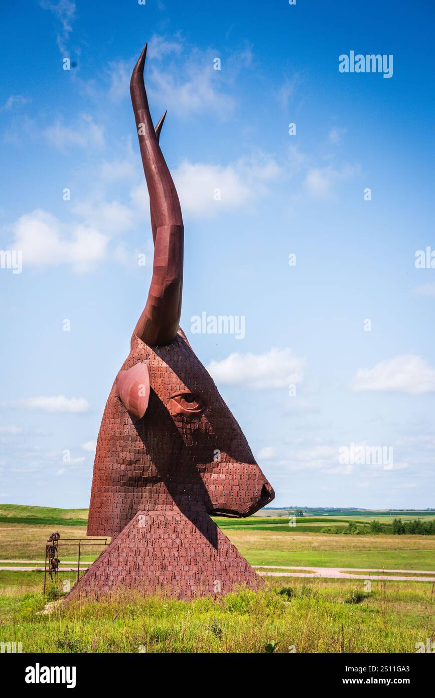 Montrose SD USA - 26 août 2017 : vue d'ensemble du parc de sculptures porter avec l'autoroute Interstate 90 en arrière-plan et statue de Giant Bull. Banque D'Images