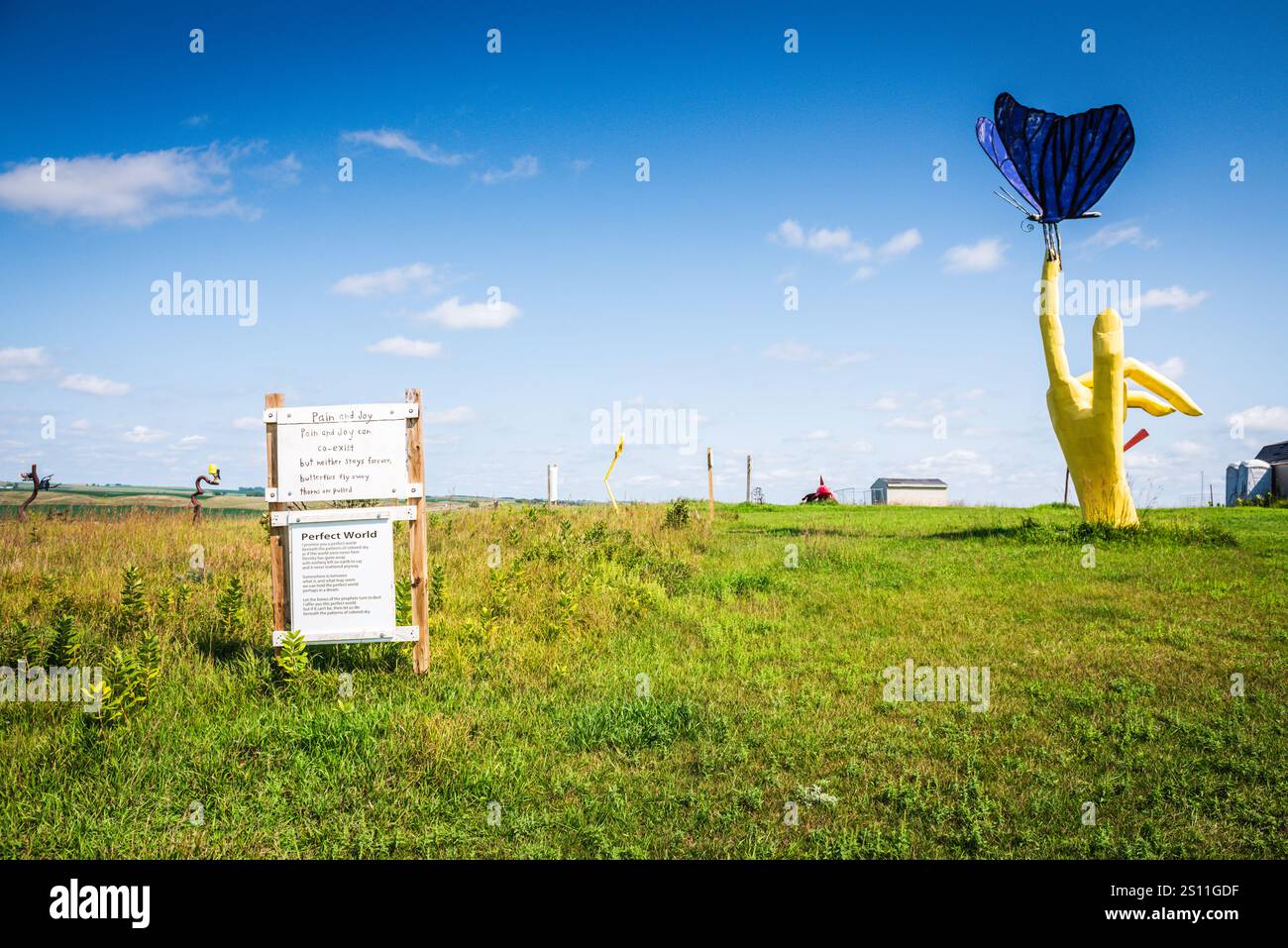 Montrose SD USA - 26 août 2017 : Poetry - pain and Joy, Perfect World - on Signs at porter sculpture Park dans le Dakota du Sud. Banque D'Images