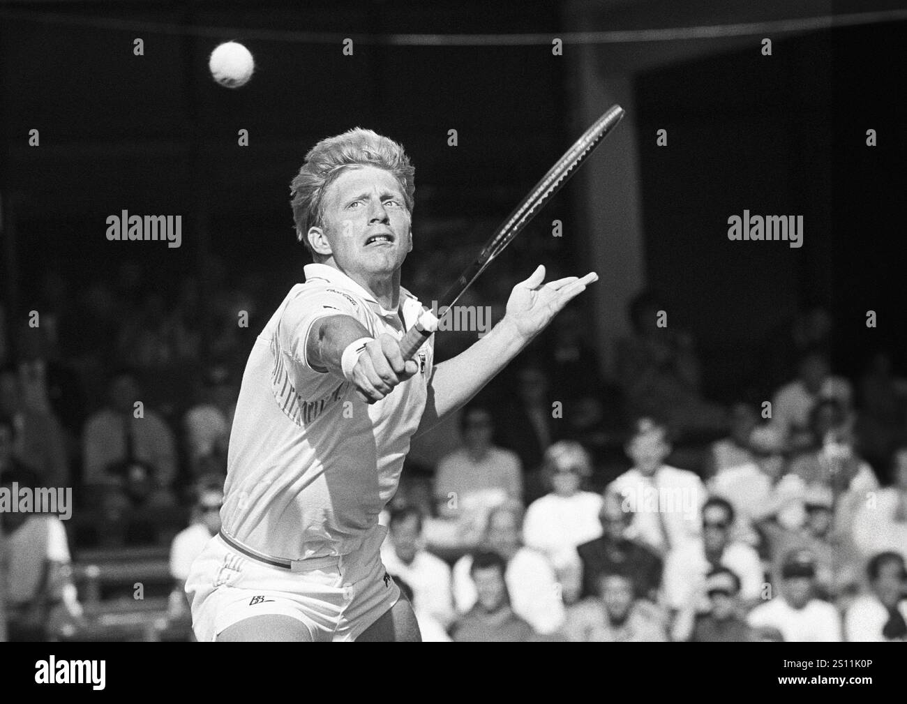 Boris Becker joue une volée à la main arrière à Wimbledon. Banque D'Images