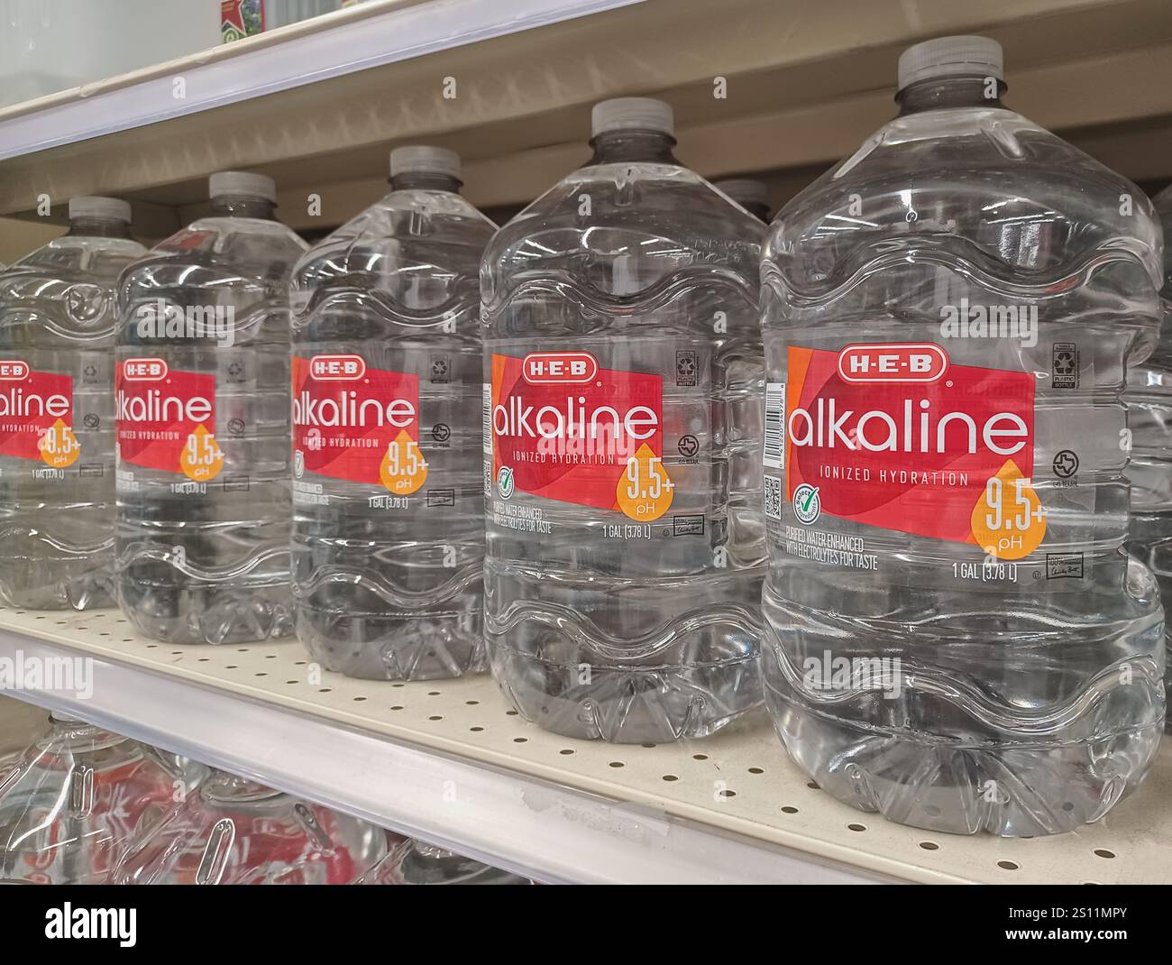 Houston, Texas USA 12-15-2024 : bouteilles d'eau alcalines sur les articles d'épicerie d'étagère de supermarché. Banque D'Images