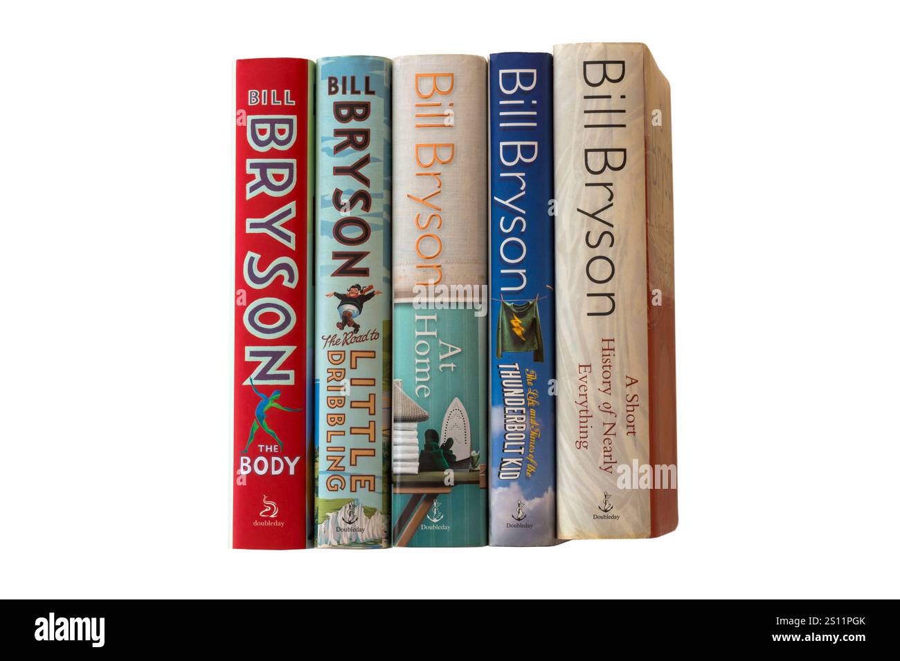 Sélection de livres de Bill Bryson montrant des épines de livre isolées sur fond blanc Banque D'Images