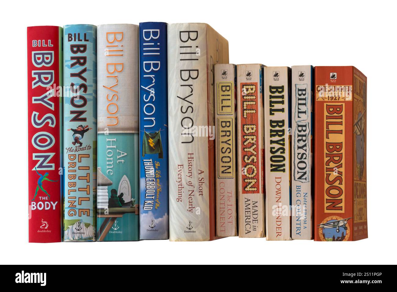 Sélection de livres de Bill Bryson montrant des épines de livre isolées sur fond blanc Banque D'Images