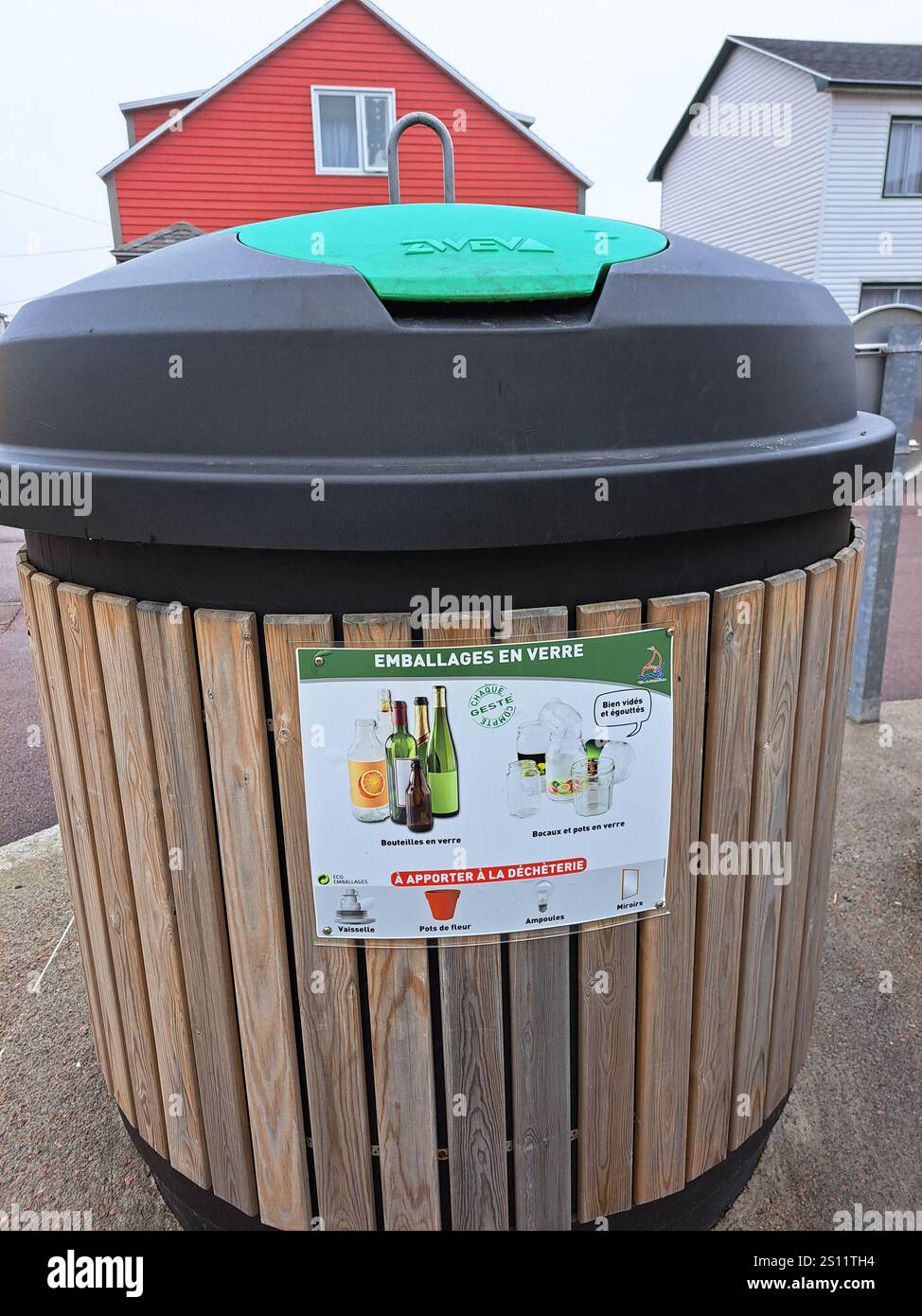 Grand bac rond vert de recyclage pour bouteilles en verre à préparé Pierre, France Banque D'Images