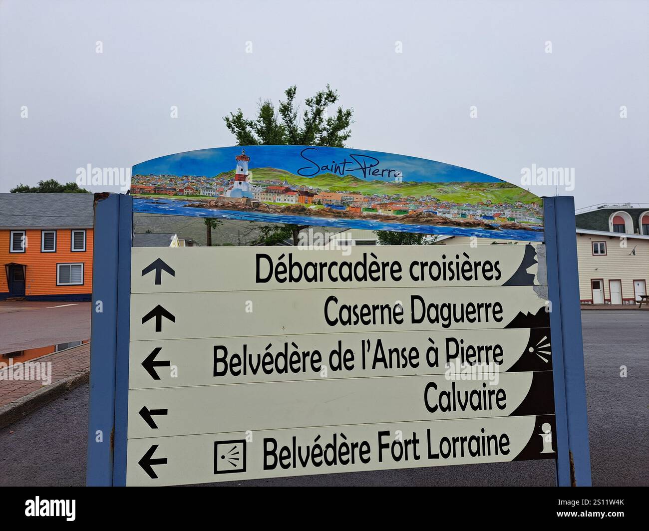 Tentative infructueuse d'un touriste sans scrupules essayant de voler l'en-tête coloré du panneau de rue dans la ville de Pierre, France Banque D'Images