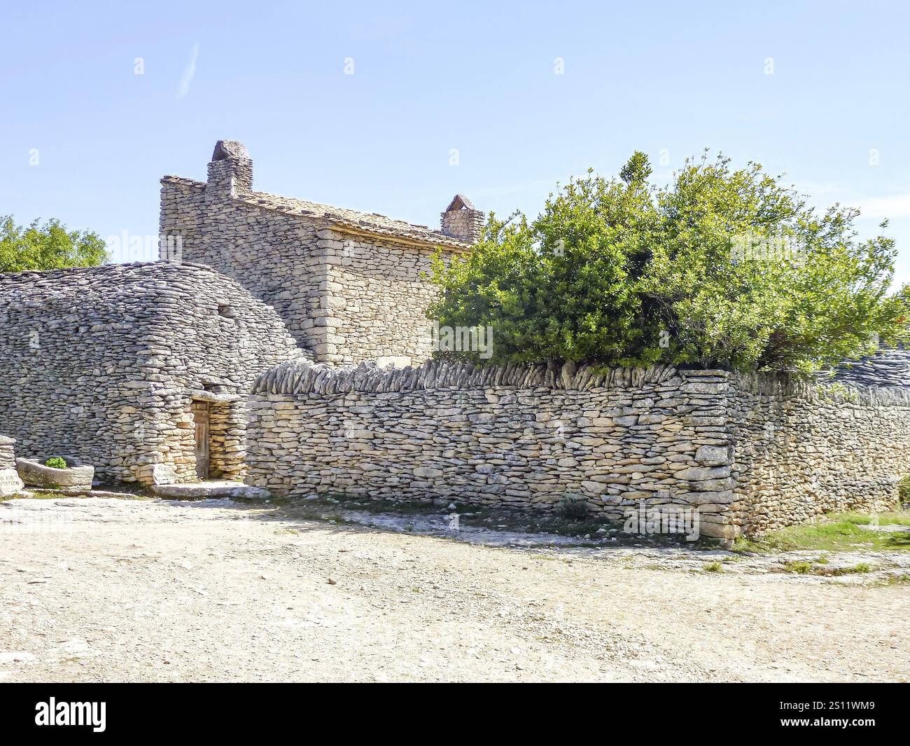 L'architecture traditionnelle en pierre sèche caractérise le paysage pittoresque de la campagne française, mettant en valeur des techniques de construction uniques et rustiques Banque D'Images