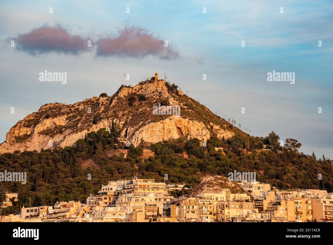 Athènes, Attique - GR - Oct 25, 2024 Une vue lointaine de la Sainte Église Saint-Georges au sommet du mont Lycabette à Athènes, entourée de verdure luxuriante et Banque D'Images