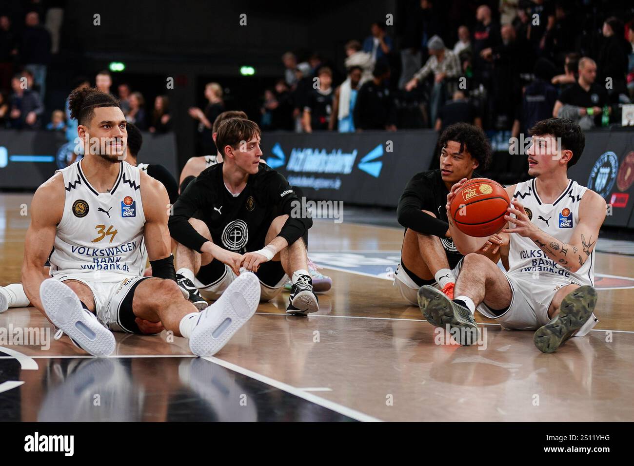 Braunschweiger Mannschaft bedankt sich BEI den fans, jubelt/Jubel nach SIEG/Spielende, Gavin Schilling (Basketball Loewen Braunschweig, #34), Gian Aydinoglu (Basketball Loewen Braunschweig, #04), GER, Veolia Towers Hamburg vs Basketball Loewen Braunschweig, Bundesliga, Spieltag,/2024/2025 30.12.2024 Foto : Eibner-Pressefoto/Max Vincen Banque D'Images