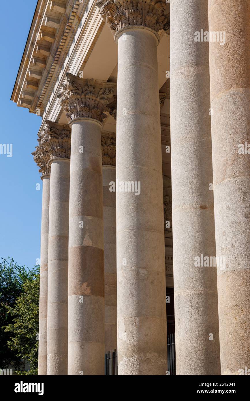 Colonnes sur la cathédrale de l'Assomption de la Bienheureuse Vierge et Saint Michel l'Archange, Vác, Hongrie Banque D'Images