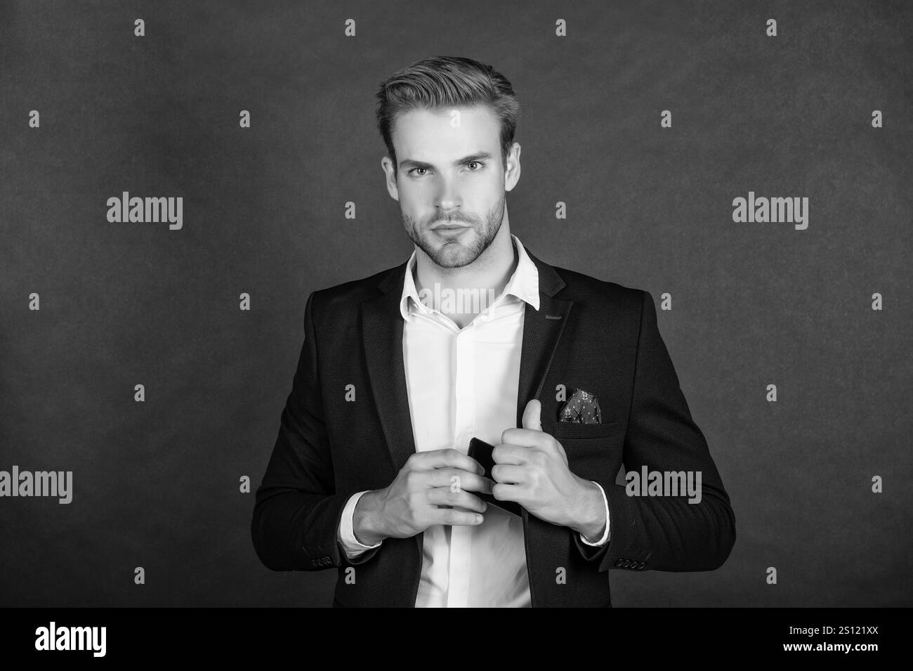 Agir comme un patron. Boss sortant le smartphone de la poche du costume. Homme professionnel. Banque D'Images Agir comme un patron. Boss sortant le smartphone de la poche du costume. Homme professionnel. Banque D'Images