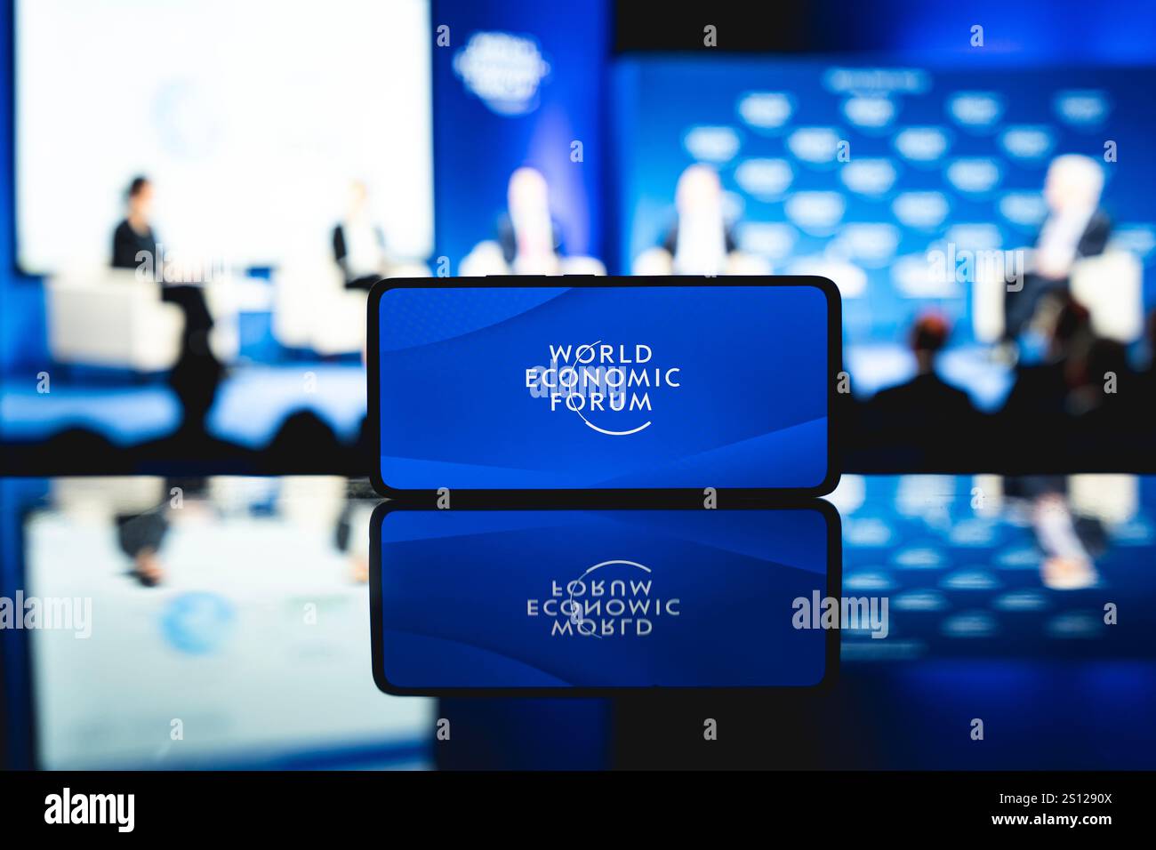 Logo de l'événement du Forum économique mondial affiché à l'écran. 30 décembre 2024 Banque D'Images