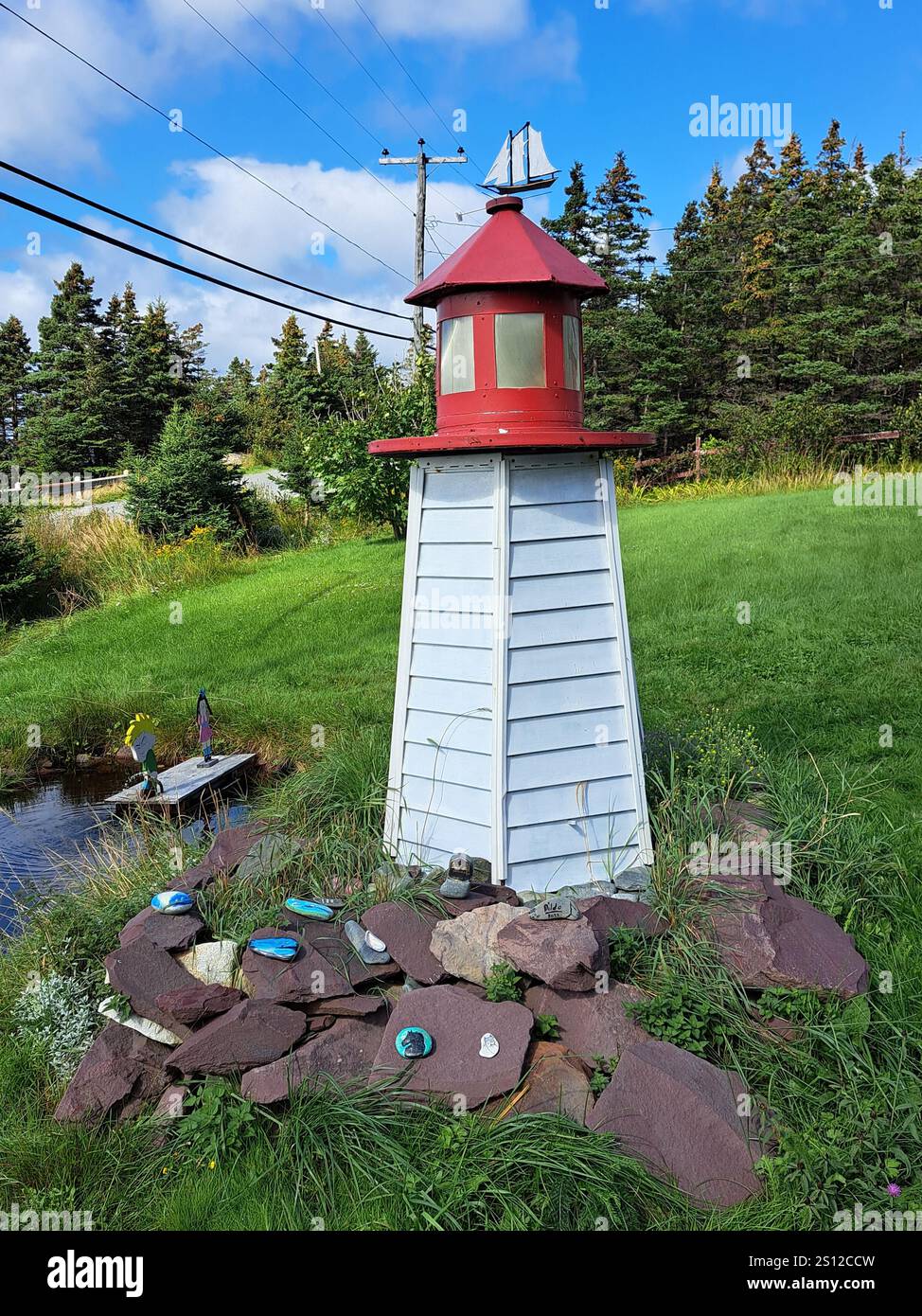 Décoration de jardin phare de résident avec un voilier à Dildo, Terre-Neuve-et-Labrador, Canada Banque D'Images Décoration de jardin phare de résident avec un voilier à Dildo, Terre-Neuve-et-Labrador, Canada Banque D'Images